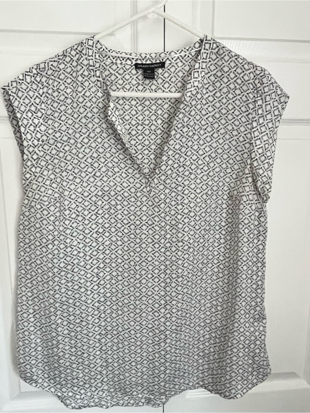 Hilary Radley White and Gray Geometric Cap Sleeve V-Neck Blouse
